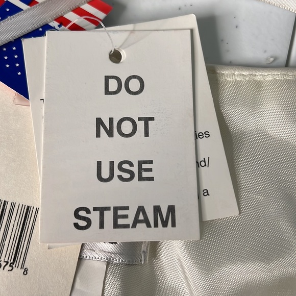 Ivory wedding gown with embroidered ivy pattern - Picture 8 of 9